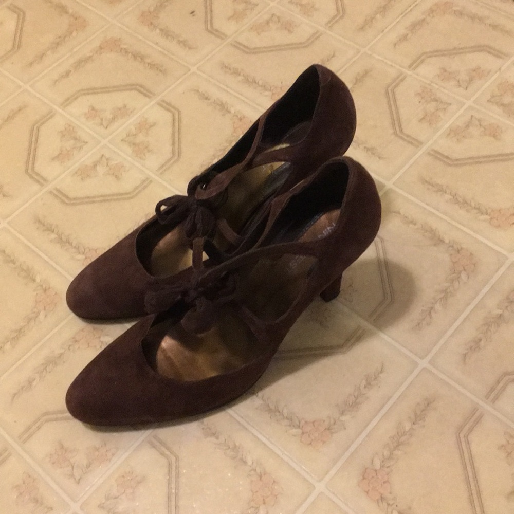 Gorgeous brown suede NINE WEST pumps- size 7.5